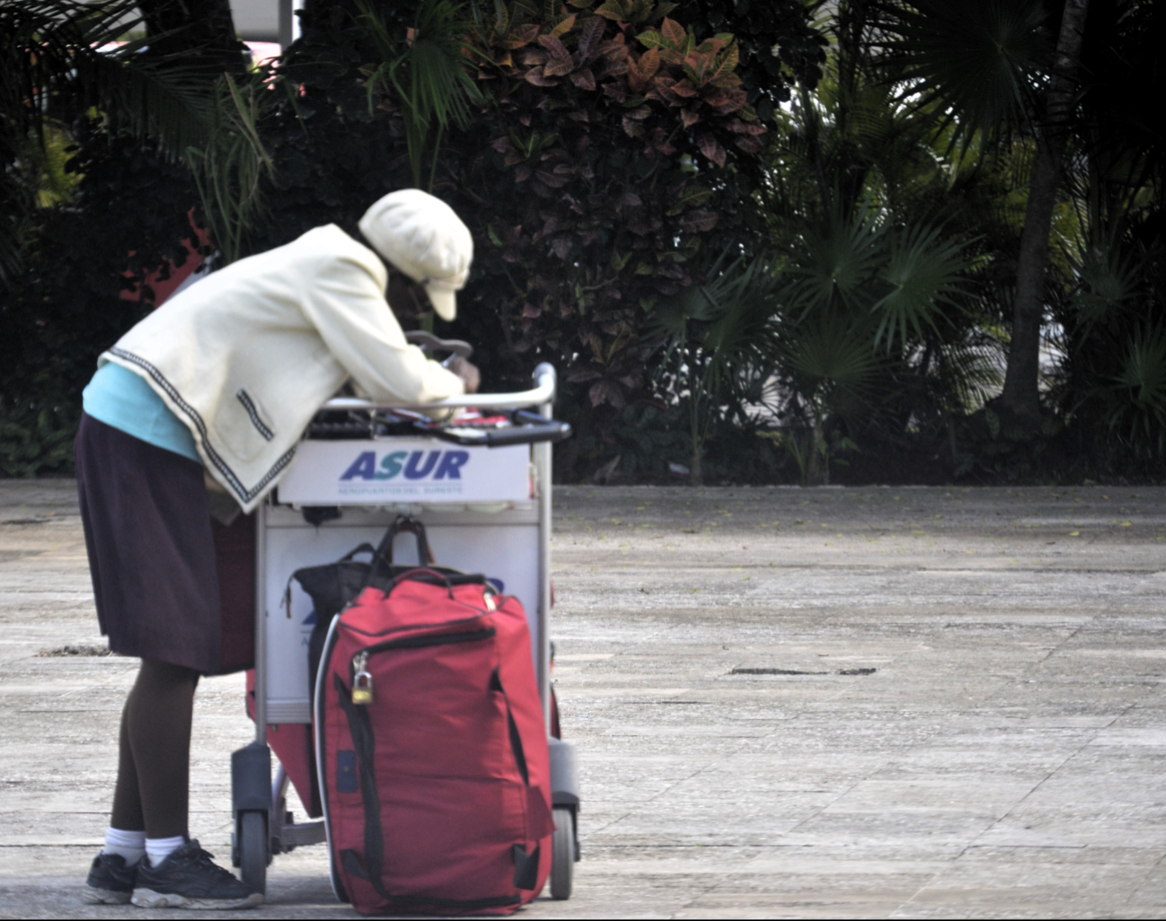 Frustración y desesperación: Niegan asilo político a Laure, la turista estadounidense que vive en el aeropuerto de Cancún