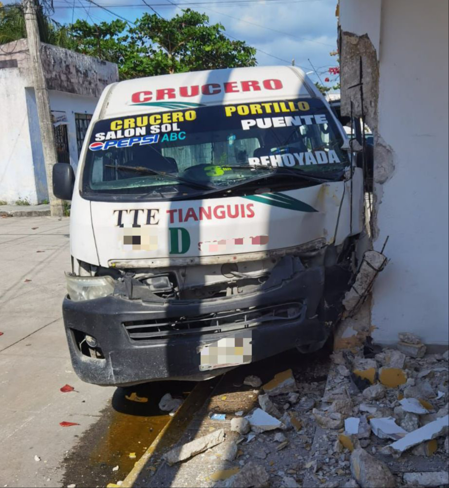 Aparatoso accidente en Cancún: Combi termina estrellada contra muro de una casa por culpa de otro conductor 