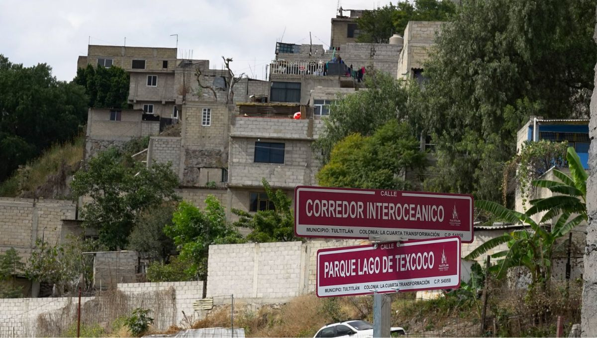 Policías municipales arribaron al lugar para detener la remoción de los letreros, lo que generó un enfrentamiento con los manifestantes Policías municipales arribaron al lugar para detener la remoción de los letreros, lo que generó un enfrentamiento con los manifestantes