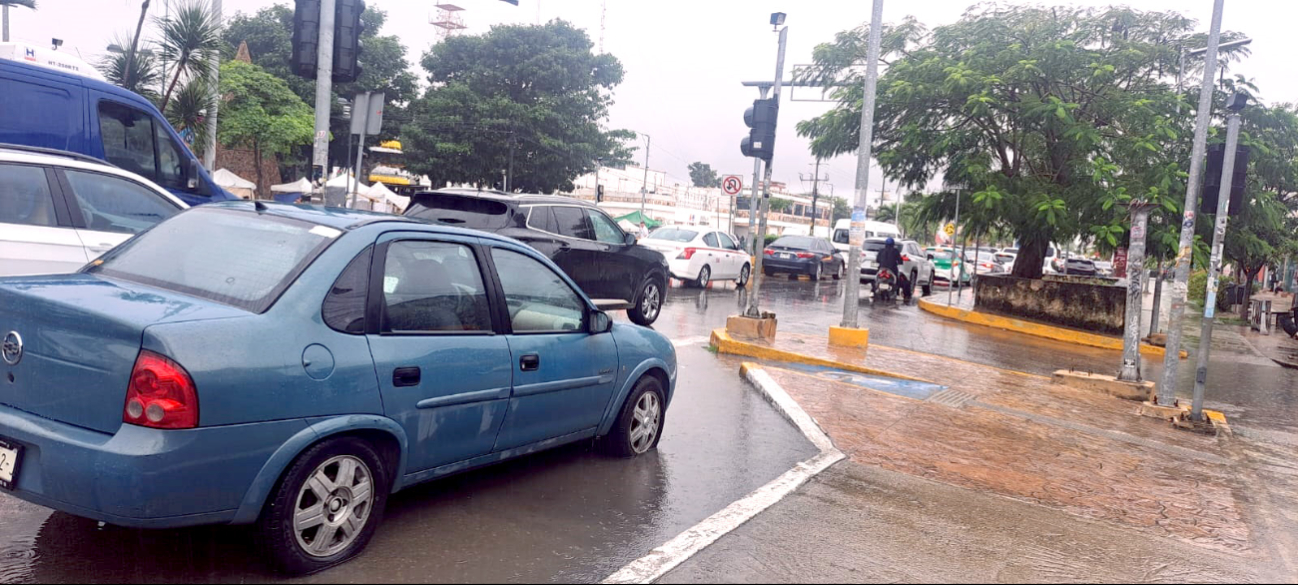 Las lluvias afectan a la población para trasladarse en las vialidades, perjudicando a los visitantes y trabajadores Las lluvias afectan a la población para trasladarse en las vialidades, perjudicando a los visitantes y trabajadores