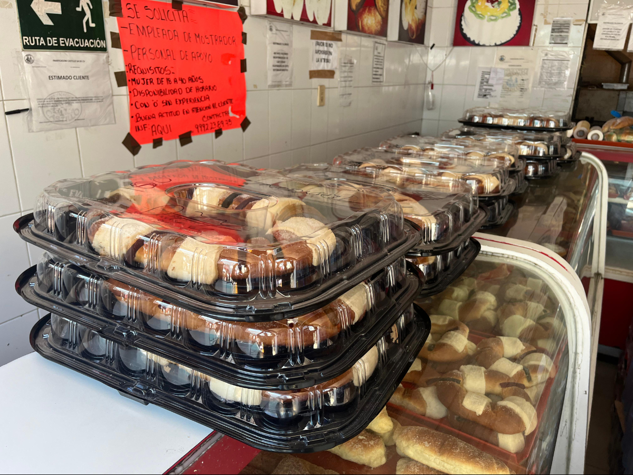 Algunas panaderías del Centro de Mérida implementan medidas para vender el producto y rematan las Roscas de Reyes Algunas panaderías del Centro de Mérida implementan medidas para vender el producto y rematan las Roscas de Reyes