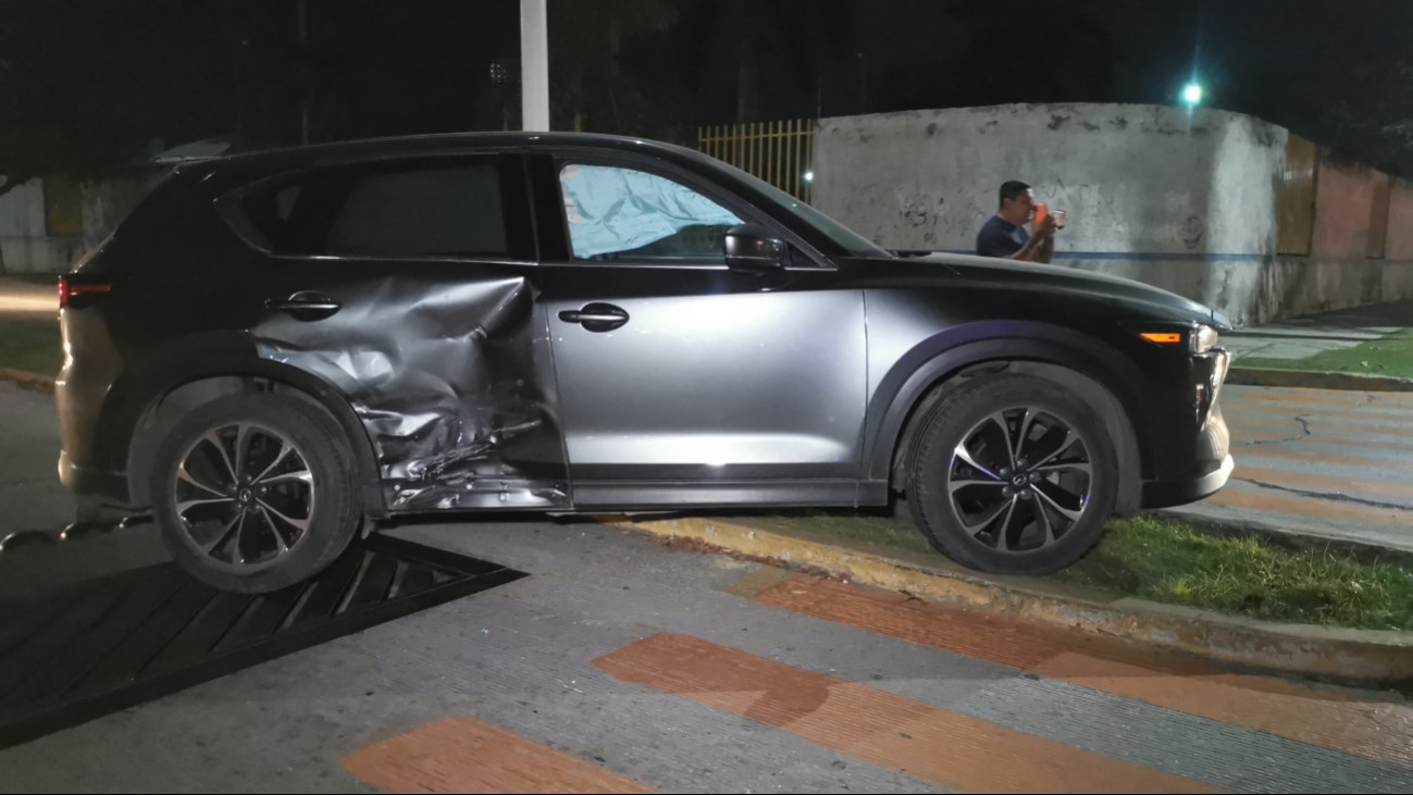La conductora de una camioneta Mazda fue impactada y proyectada contra el camellón central La conductora de una camioneta Mazda fue impactada y proyectada contra el camellón central