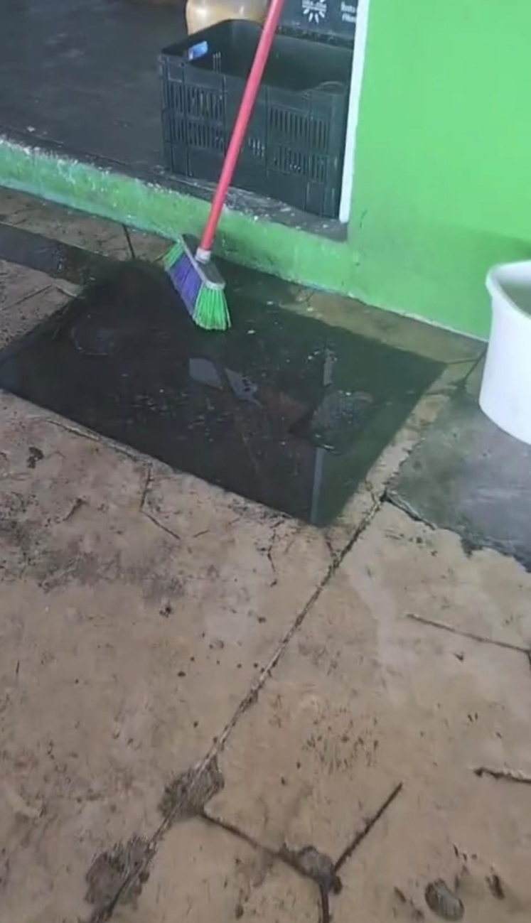 Acusan a administradora de negligencia por rebosamiento de drenajes en Campeche