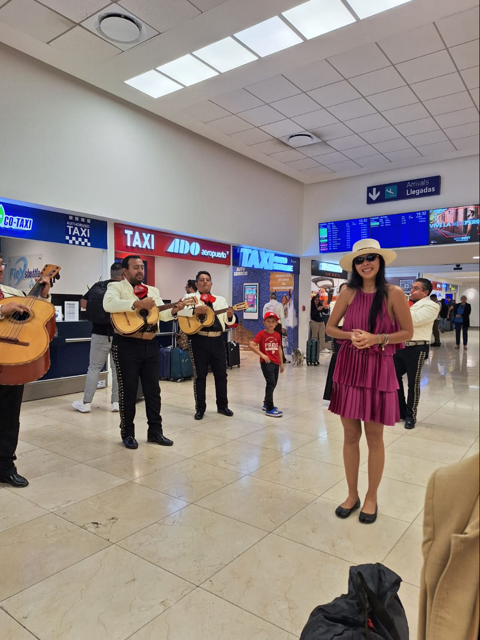 Familiares reciben con mariachi a Emiré Arrellano, Miss Universo Yucatán, al retornar deTabasco