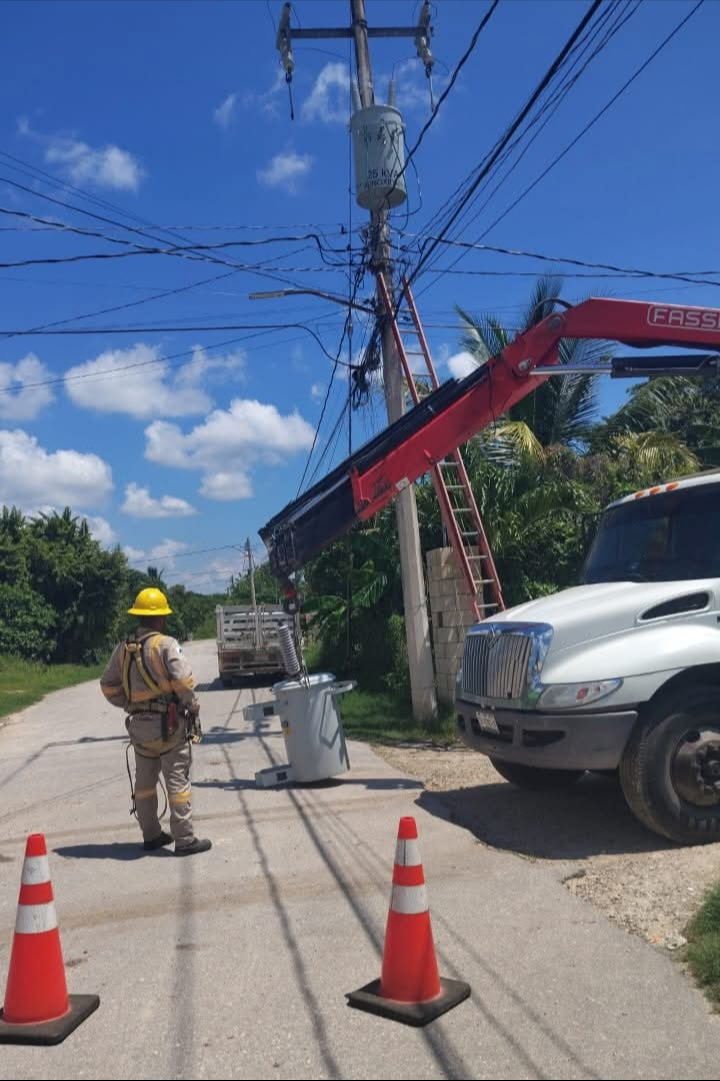 Habitantes denuncian que la CFE no prevé la demanda creciente y piden más transformadores para evitar sobrecargas.