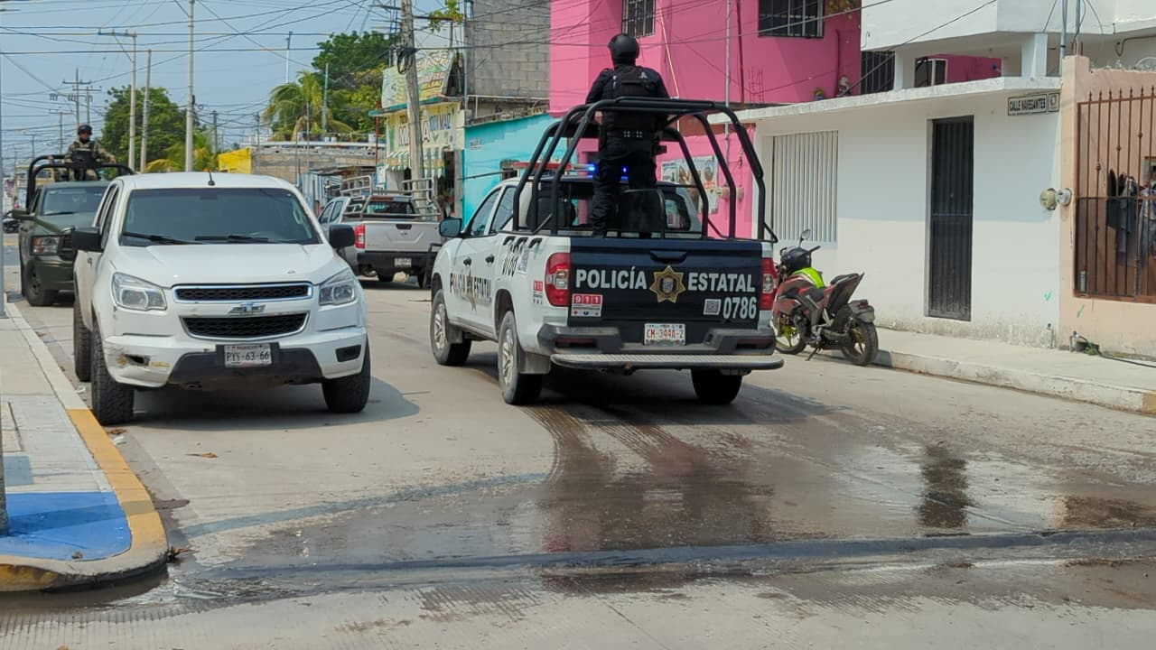 Vecinos observaron con expectación, bajo estricto cerco de seguridad.
