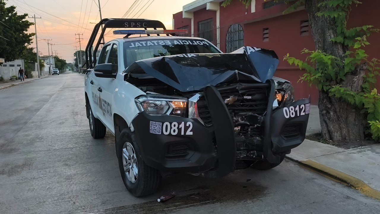 Policía Estatal choca patrulla contra poste de la CFE en colonia Plan Chac