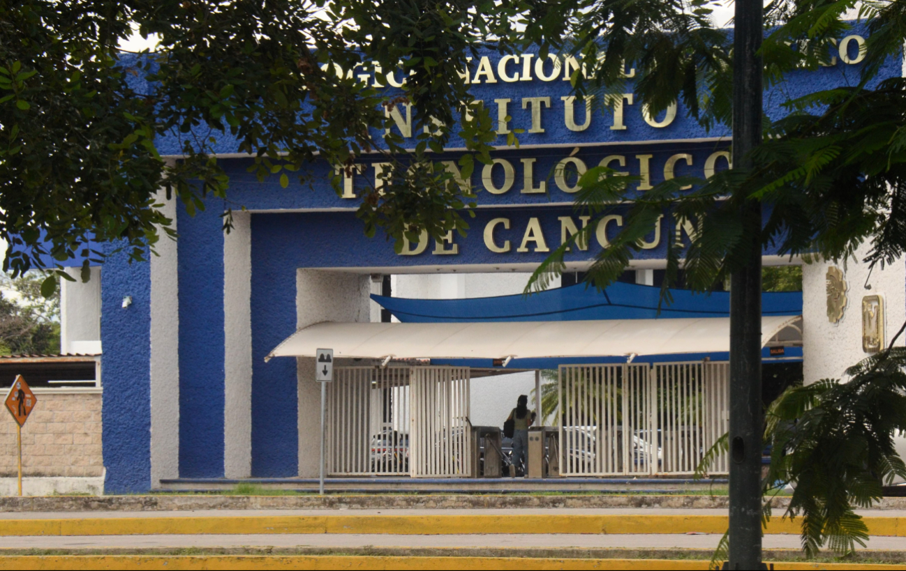 Uno de los principales recla mos es la exigencia de comprar  materiales, bajo el argumento de  que son indispensables para las  materias