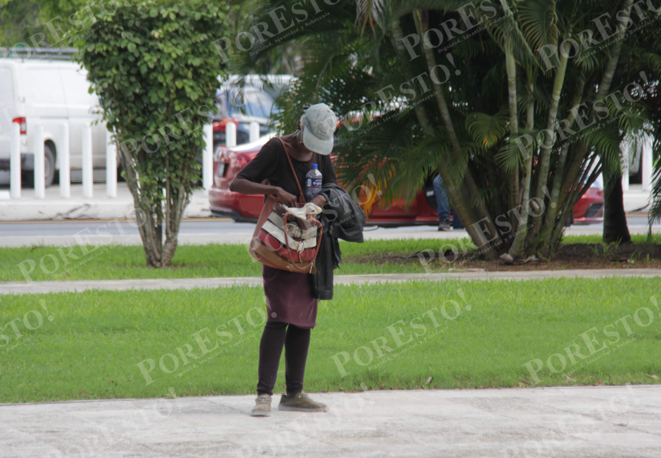 Casi un año viviendo en el aeropuerto de Cancún: Laure, la turista estadounidense sufre deterioro de su salud física y mental