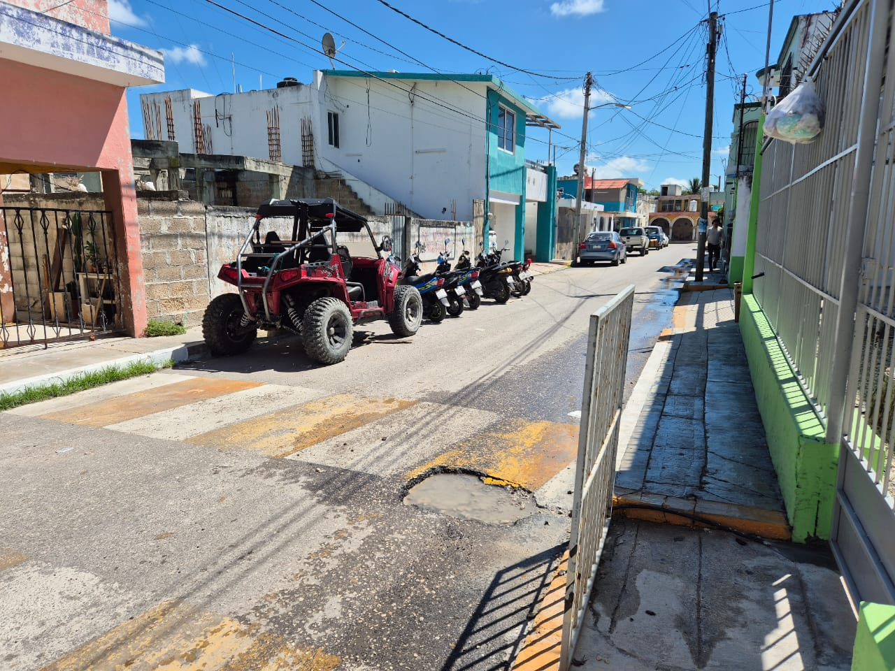 Cruce peatonal frente a jardín de niños, afectado por excavación inconclusa en Champotón