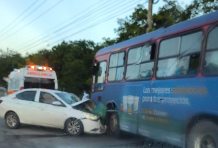 el conductor de un automóvil particular intentó rebasar a otro vehículo cuando perdió el control y se impactó de frente contra un autobús de transporte público