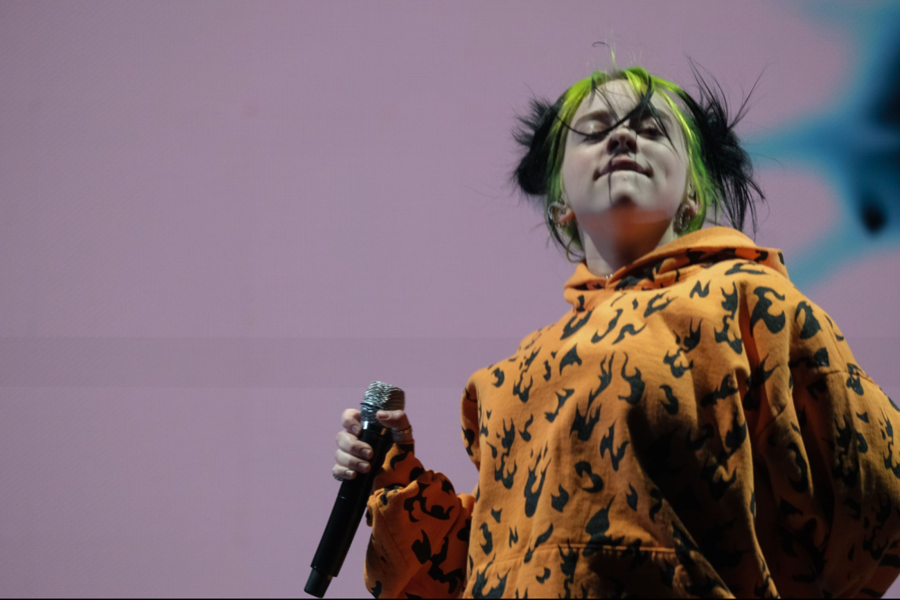 Fan agrede a Billie Eilish en concierto: La jalonea violentamente en Miami