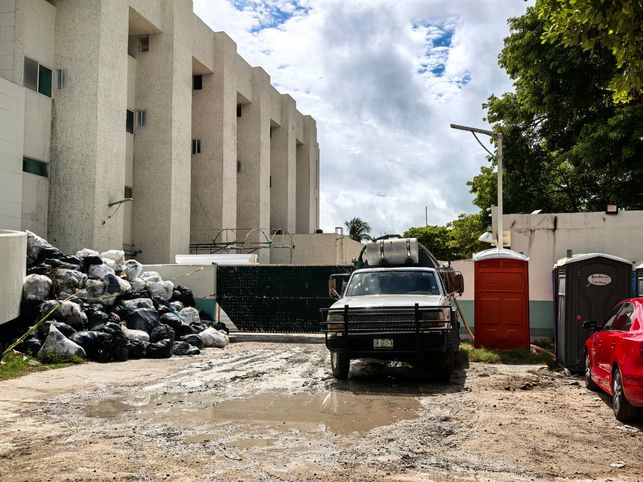 Las obras de redignificación integral del Hospital Rural IMSS-Bienestar “María del Socorro Quiroga Aguilar” avanzan sin suspender los servicios médicos.