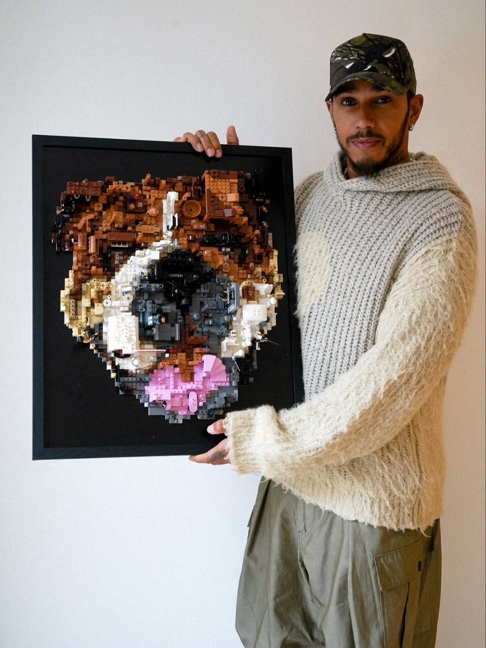 Lewis mostrando el cuadro de Lego.
