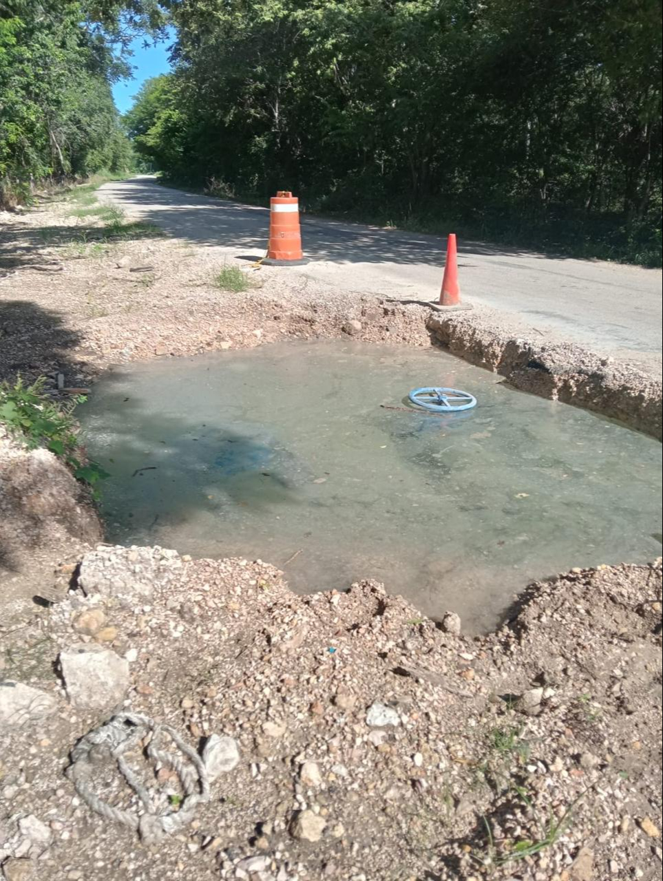 Motocicleta termina en fuga de agua sin señalizar en Xkeulil, Seybaplaya; ya habían advertido del peligro