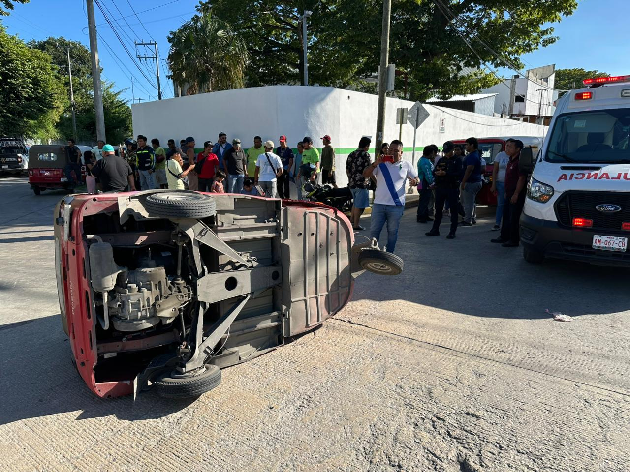 Aparatoso accidente en Villa Universitaria deja un Pochimóvil volcado y dos personas lesionadas