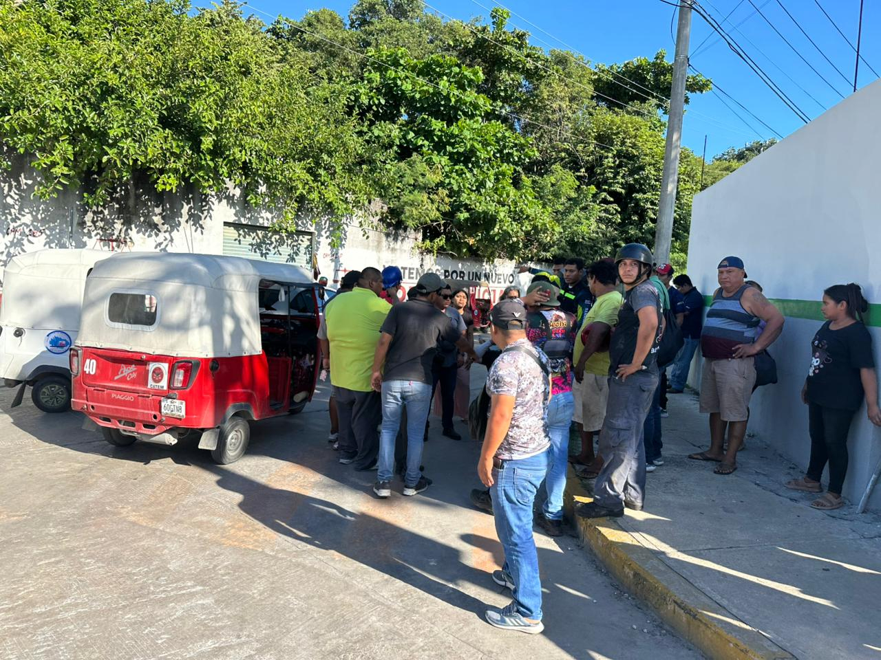 Aparatoso accidente en Villa Universitaria deja un Pochimóvil volcado y dos personas lesionadas