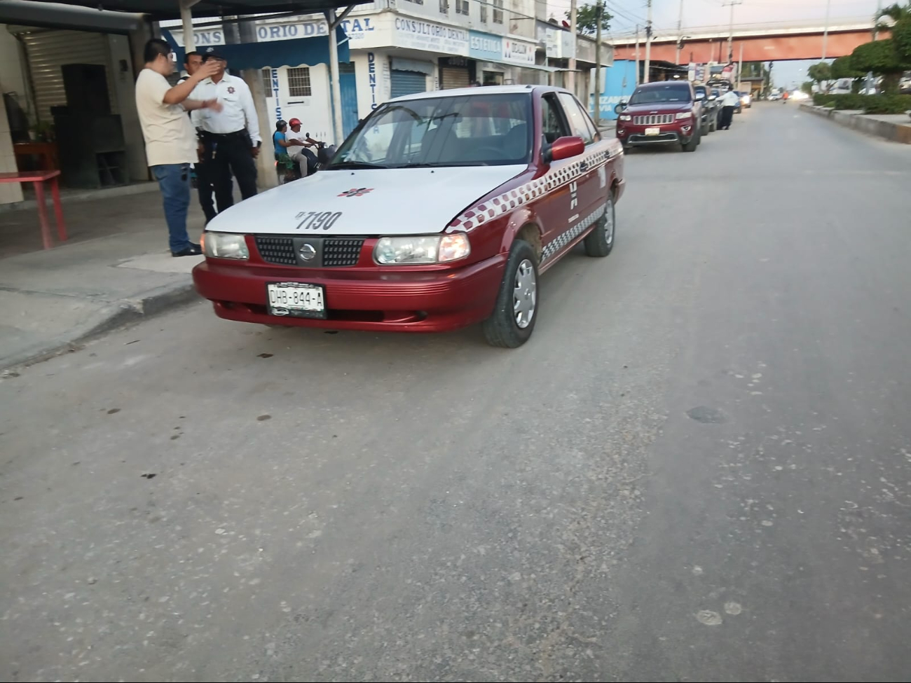 El conductor del taxi, un Nissan Tsuru blanco con rojo, presuntamente iba distraído y no guardó su distancia. El conductor del taxi, un Nissan Tsuru blanco con rojo, presuntamente iba distraído y no guardó su distancia.