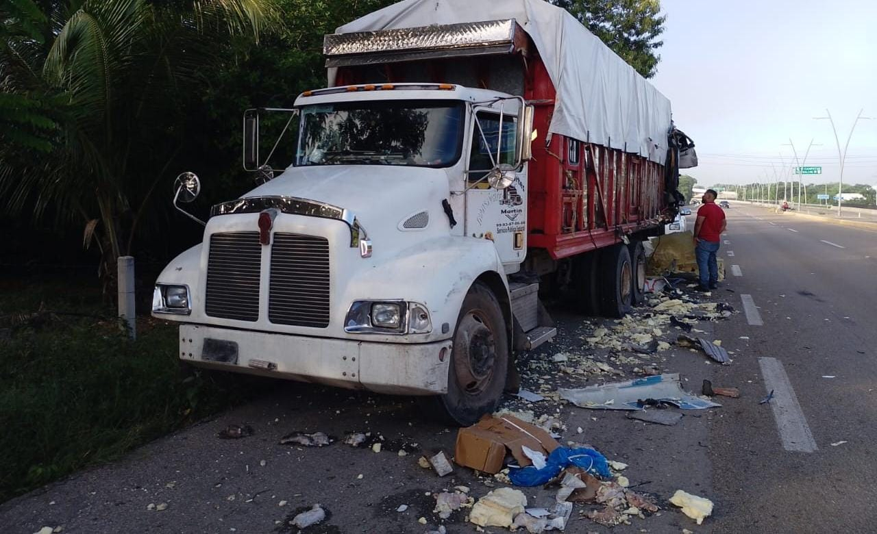 El tráiler cargado con más de 20 toneladas de pollo fresco impactó al tortón por detrás y terminó fuera de la cinta asfáltica. El tráiler cargado con más de 20 toneladas de pollo fresco impactó al tortón por detrás y terminó fuera de la cinta asfáltica.