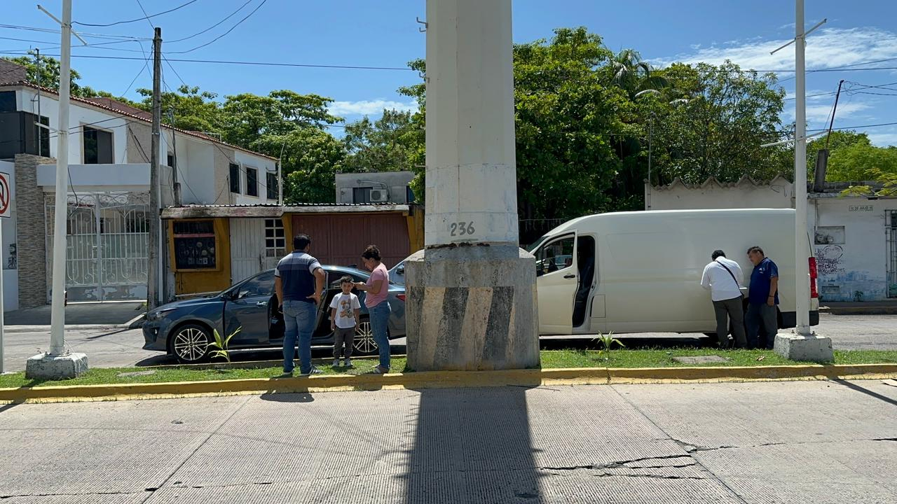 Fuerte colisión por alcance deja cuantiosos daños y congestionamiento vial en la colonia Emiliano Zapata