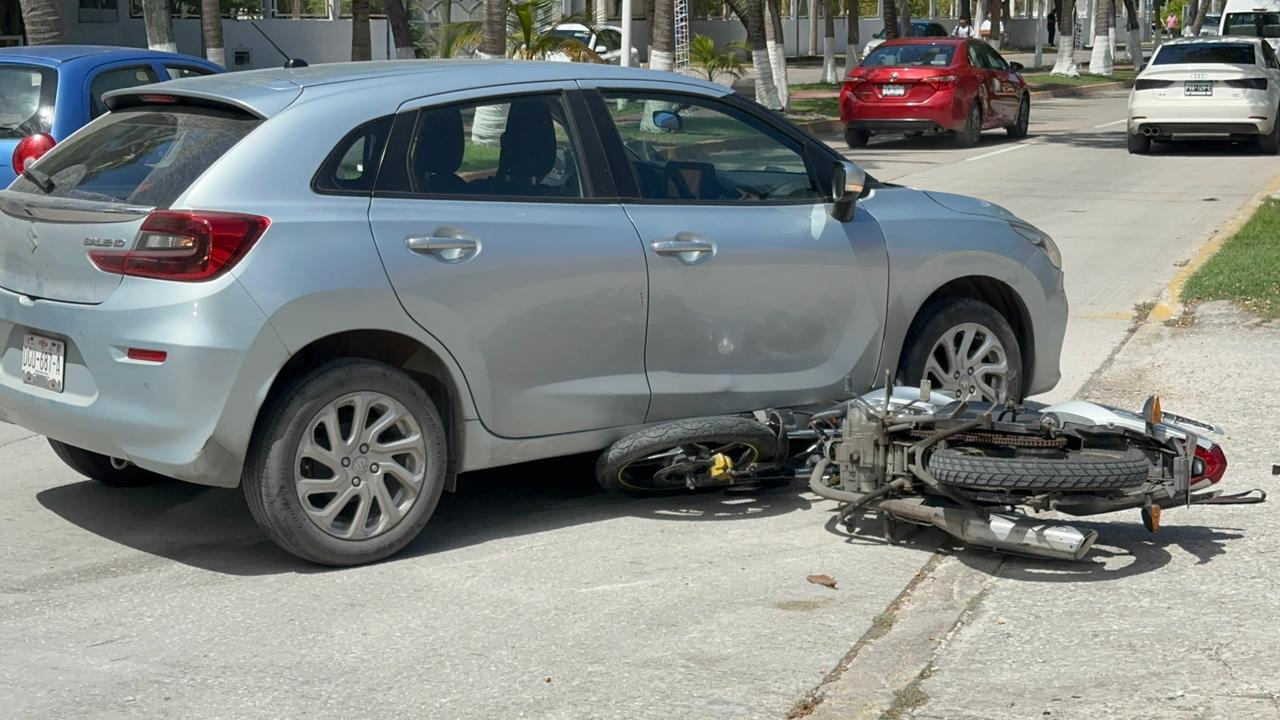 Motociclista repartidor resulta lesionado tras ser impactado por un automóvil