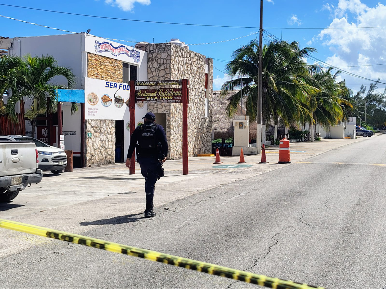 Persecución policiaca en Puerto Juárez deja cuatro detenidos tras ataque a restaurante