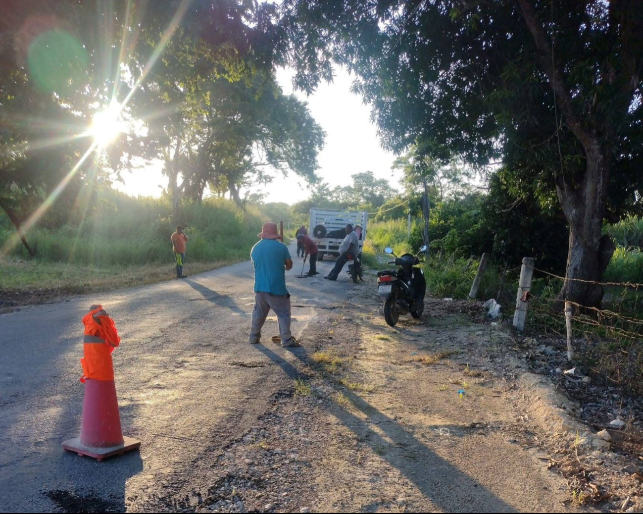 Pobladores de Xkeulil, Seybaplaya, se organizan para reparar baches en carretera estatal. Pobladores de Xkeulil, Seybaplaya, se organizan para reparar baches en carretera estatal.