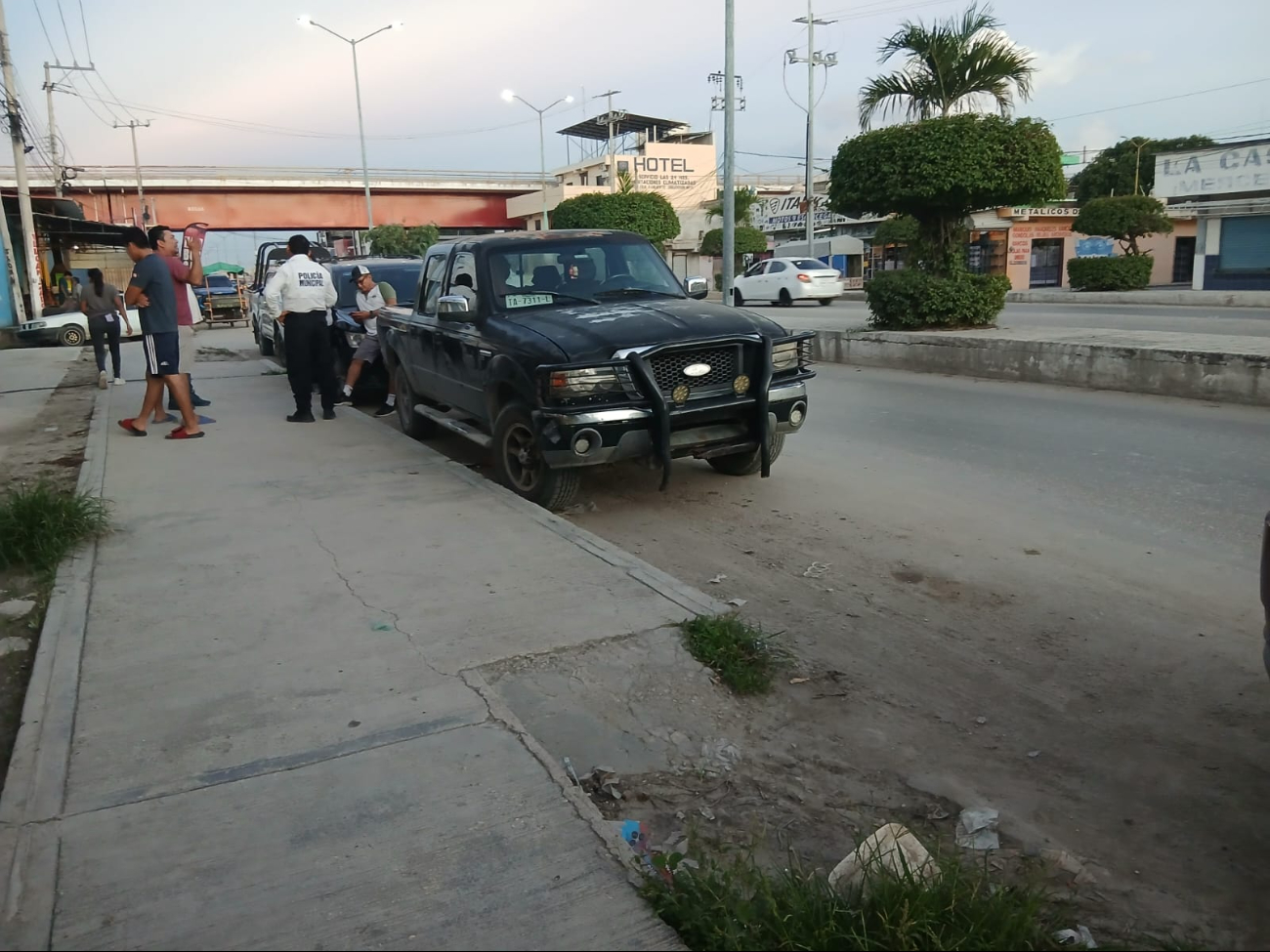 Taxista distraído impacta su unidad contra camioneta en Escárcega Taxista distraído impacta su unidad contra camioneta en Escárcega