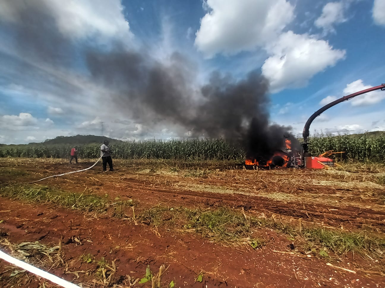 Tractor de empresa yucateca se quema en Hecelchakán; investigan posible corto circuito Tractor de empresa yucateca se quema en Hecelchakán; investigan posible corto circuito