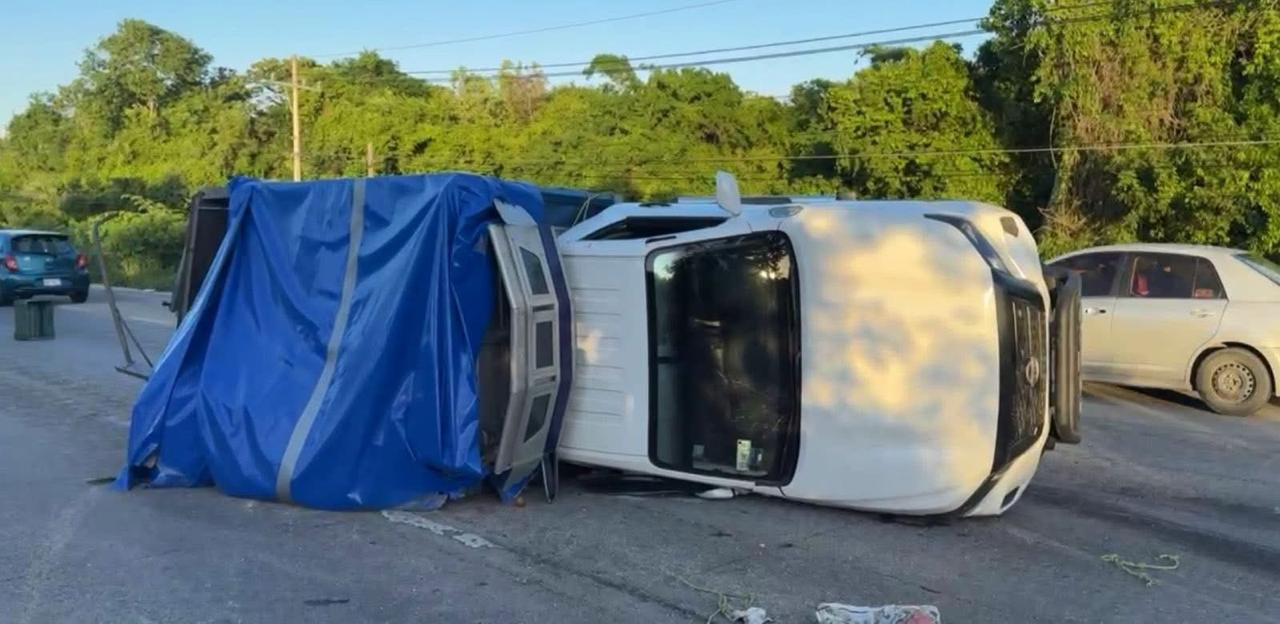 Vuelca camioneta cargada de frutas y verduras sobre la carretera federal Playa del Carmen-Cancún
