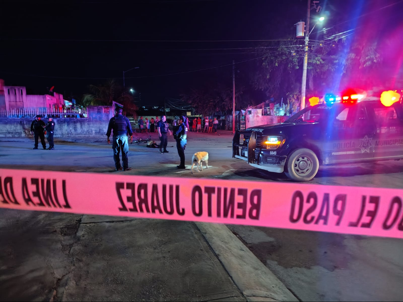 Elementos policiacos llegaron al lugar y acordonaron el área.