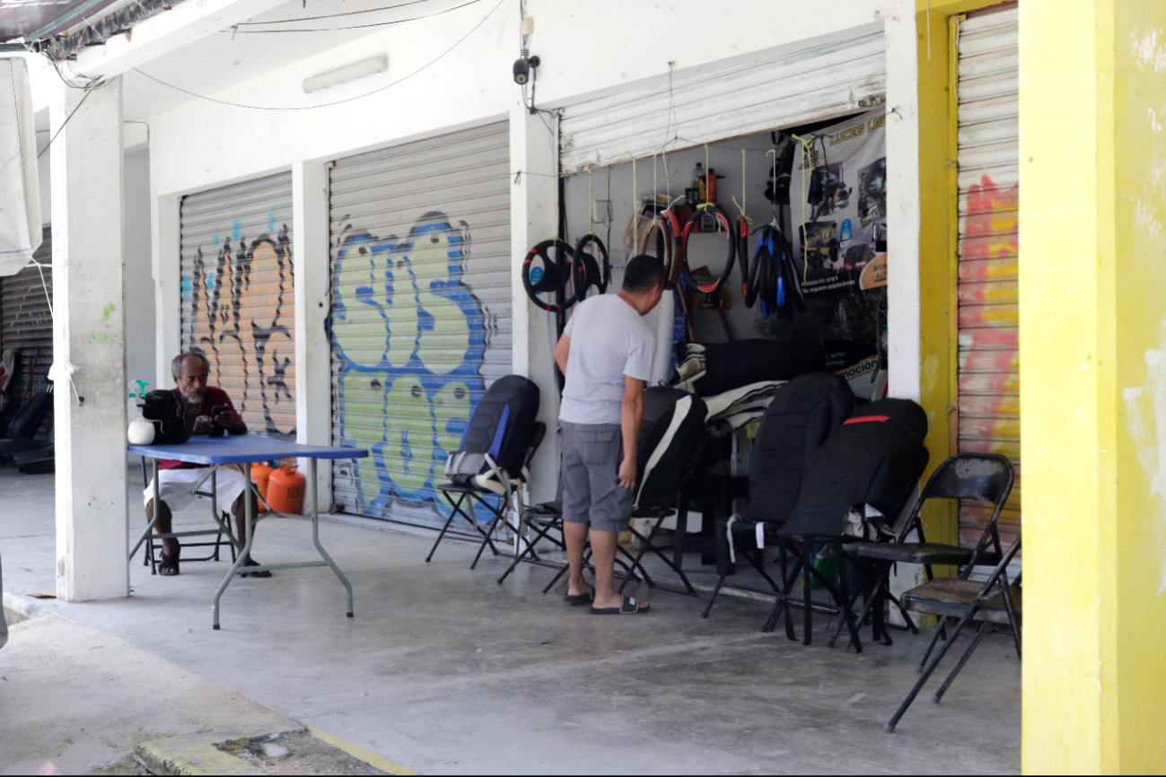La presencia de otros negocio, como supermercados, afectaron las ventas