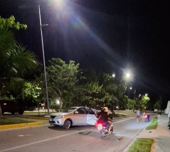 Sujeto tumba un poste de alumbrado público al chocar presuntamente en estado de ebriedad en Chetumal