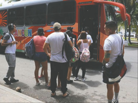 Tampoco ayuda que luego de las extenuantes jornadas los empleados hoteleros tarden horas en regresar a sus casas Tampoco ayuda que luego de las extenuantes jornadas los empleados hoteleros tarden horas en regresar a sus casas