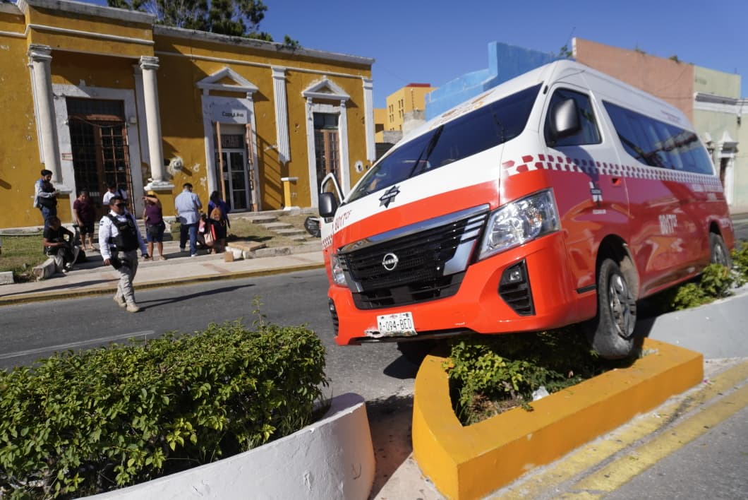 Colectivo se monta en camellón en zona centro; hay lesionados