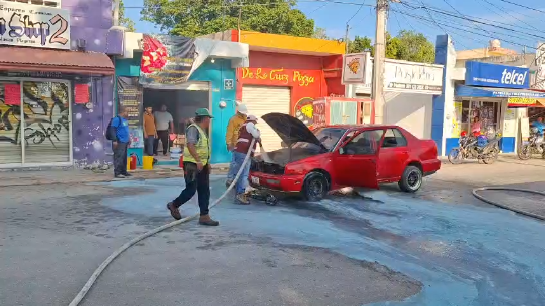 Cortocircuito provoca incendio de vehículo en la colonia Laureles, Champotón Cortocircuito provoca incendio de vehículo en la colonia Laureles, Champotón