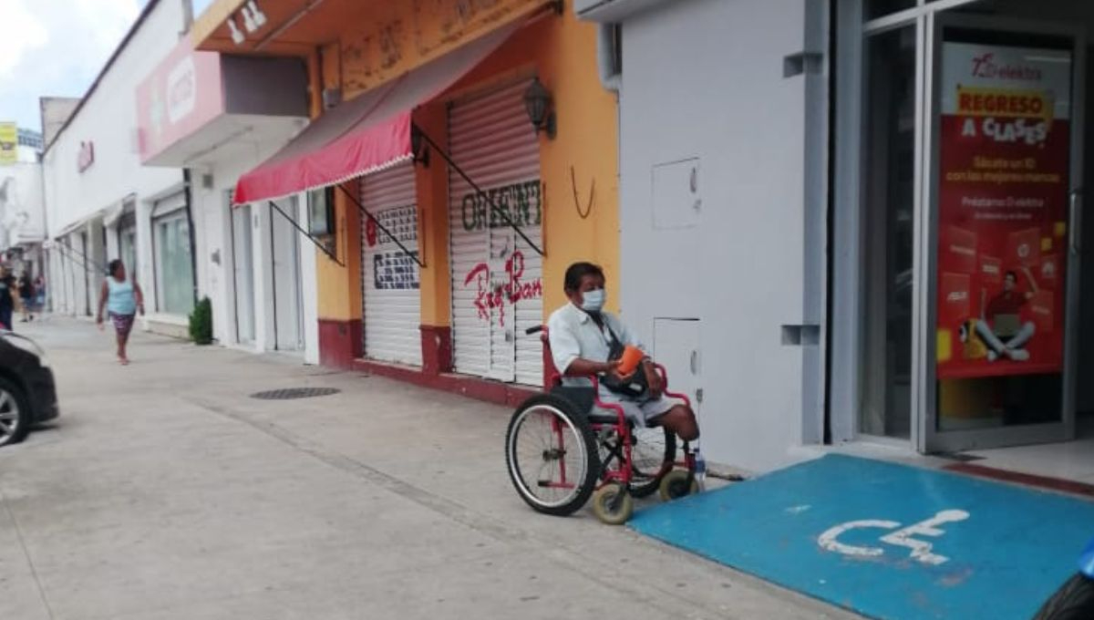 Don Roberto pide limosna en las calles, no ha tenido apoyo de las autoridades Don Roberto pide limosna en las calles, no ha tenido apoyo de las autoridades