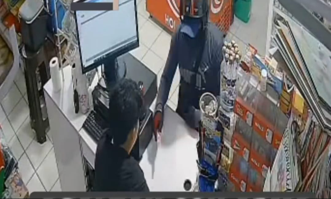 El delincuente amenazó al encargado con un arma blanca y lo obligó a entregar el dinero de las ventas. El delincuente amenazó al encargado con un arma blanca y lo obligó a entregar el dinero de las ventas.