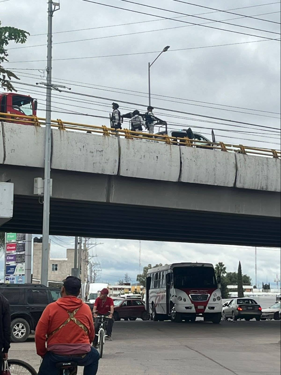 El hecho se registró en un puente elevado de Celaya