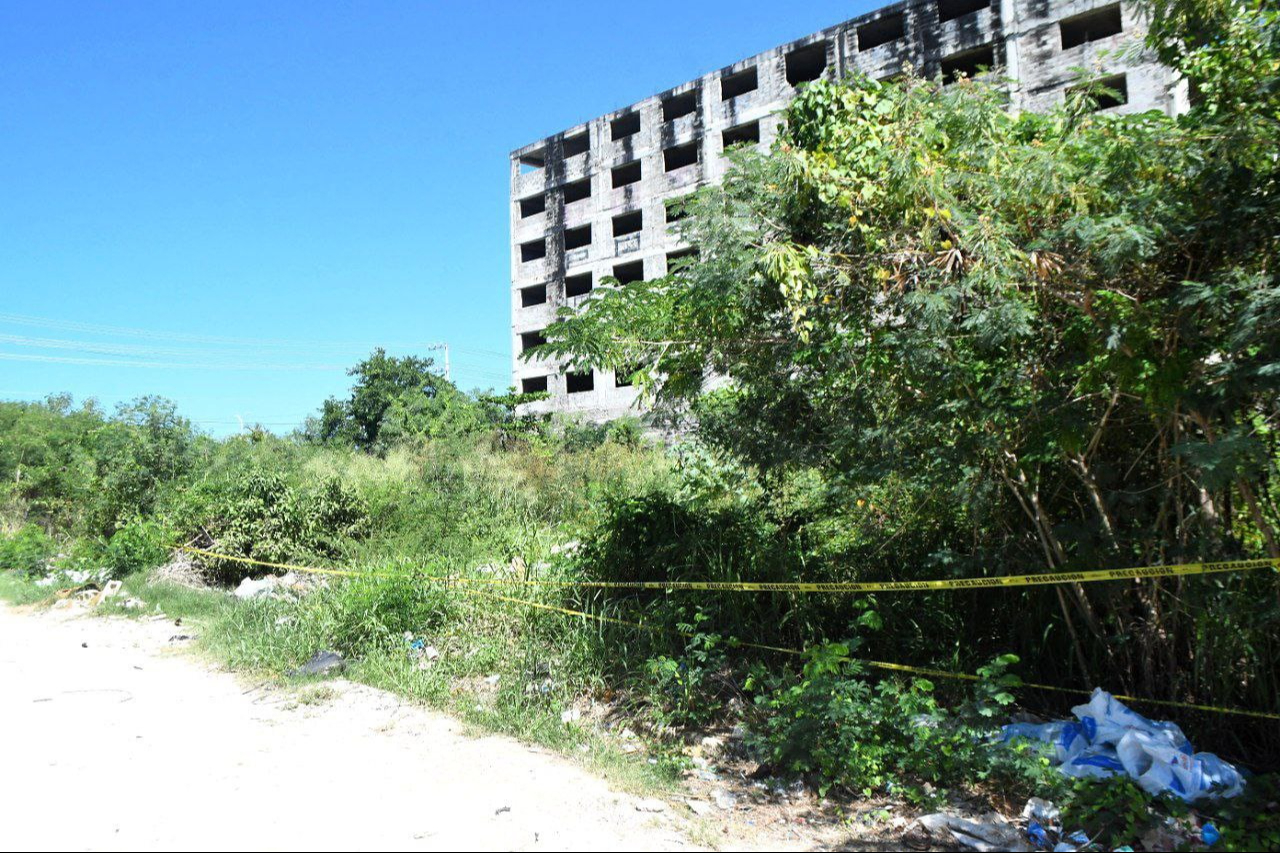 El terreno está lleno de basura, maleza y es utilizado como tiradero clandestino. El terreno está lleno de basura, maleza y es utilizado como tiradero clandestino.