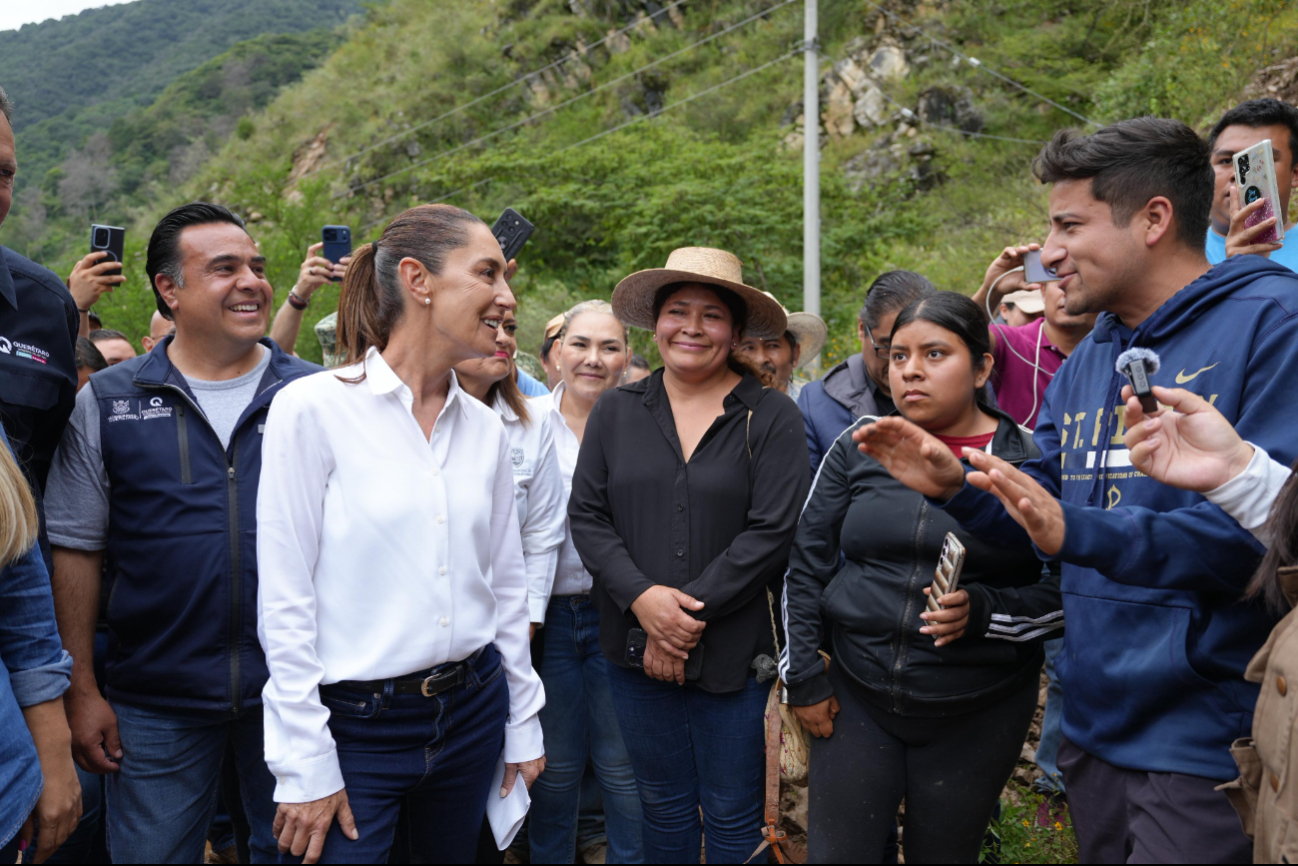 La mandataria escuchó a las personas afectadas en la comunidad. La mandataria escuchó a las personas afectadas en la comunidad.