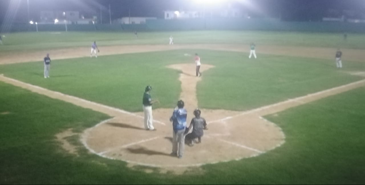 Los jugadores disfrutaron el enfrentamiento en el campo. Los jugadores disfrutaron el enfrentamiento en el campo.