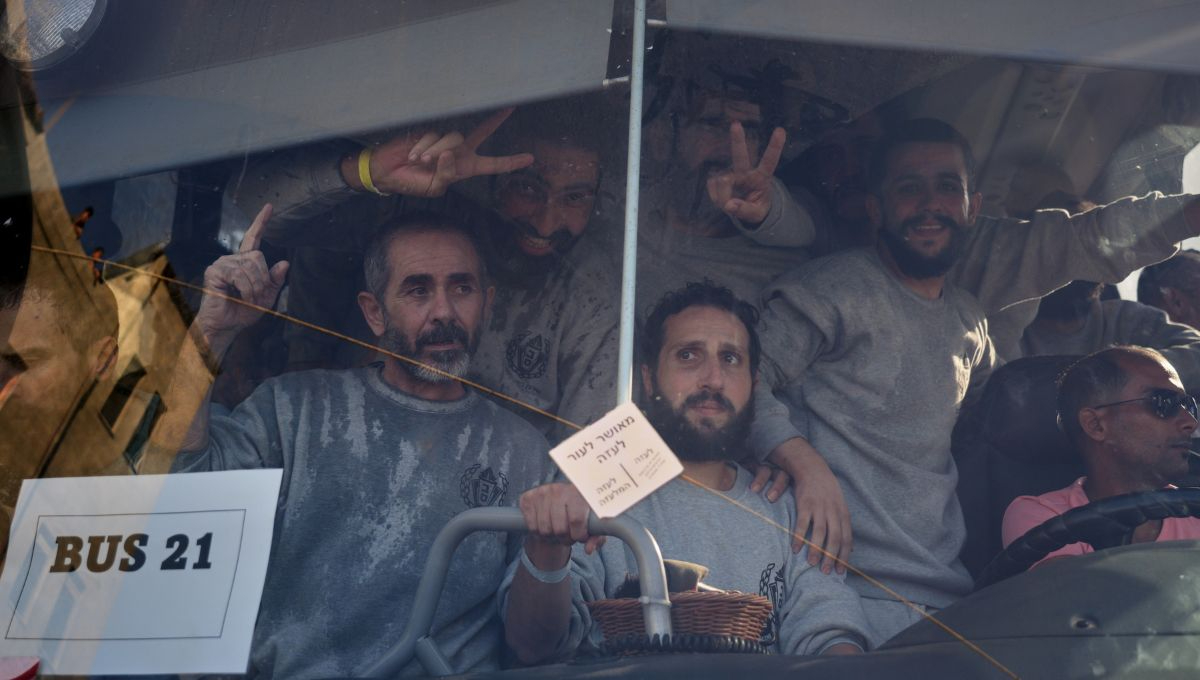 Los prisioneros vestían los uniformes grises carcelarios provistos por las autoridades israelíes, y saludaban desde las ventanas de los vehículos Los prisioneros vestían los uniformes grises carcelarios provistos por las autoridades israelíes, y saludaban desde las ventanas de los vehículos