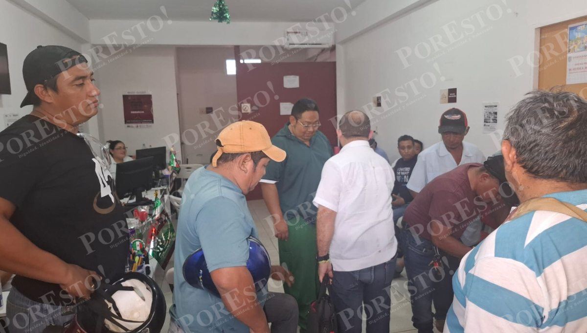 Moto taxistas de Hecelchakán “coparon” al subsecretario de Gobierno de la Zona Norte, Héctor Mena Trejo, para exigir la regularización del transporte. Moto taxistas de Hecelchakán “coparon” al subsecretario de Gobierno de la Zona Norte, Héctor Mena Trejo, para exigir la regularización del transporte.