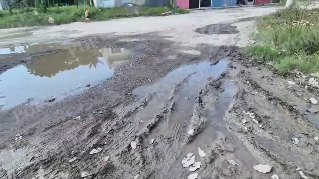 Vecinos de Champotón aseguran que los baches, el agua estancada y los malos olores empeoran con las lluvias.