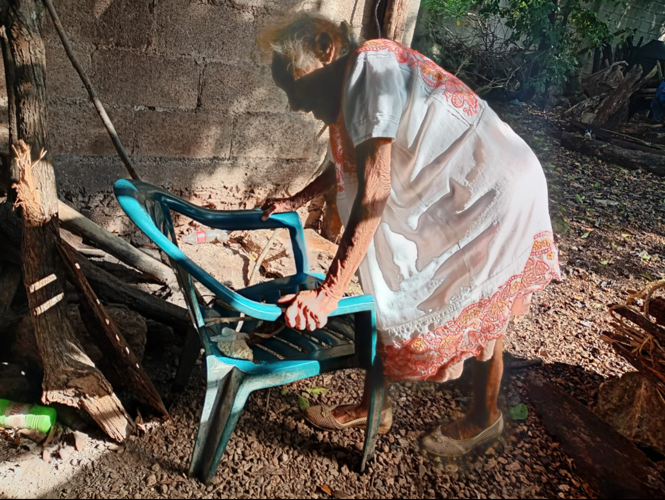 Vecinos expresan su preocupación ante mujer de 82 años que vive sola; piden que autoridades la ayuden Vecinos expresan su preocupación ante mujer de 82 años que vive sola; piden que autoridades la ayuden