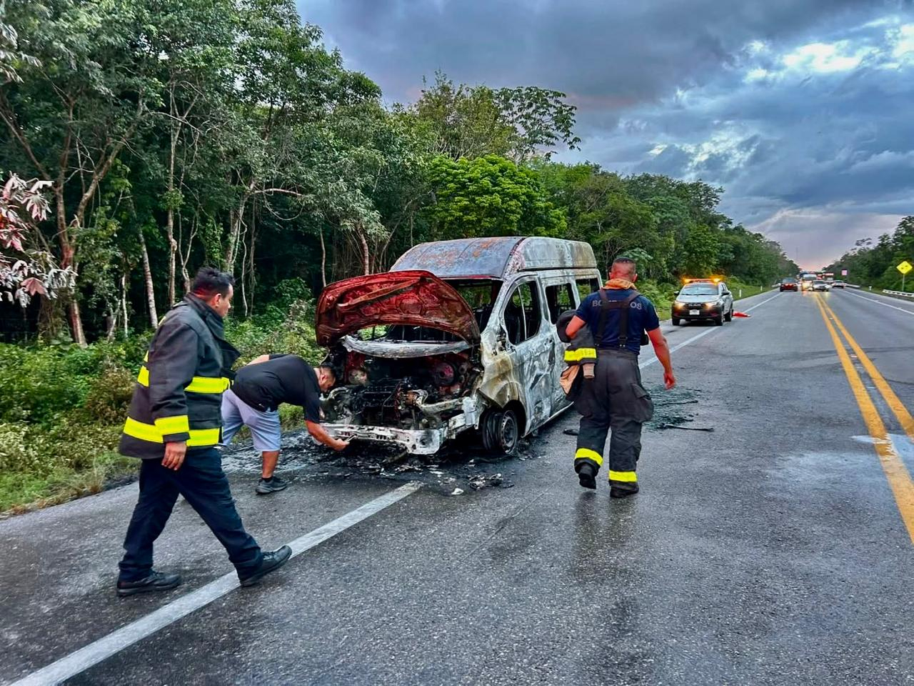 Aún con la intervención del Cuerpo de Bomberos, la unidad quedó inservible Aún con la intervención del Cuerpo de Bomberos, la unidad quedó inservible