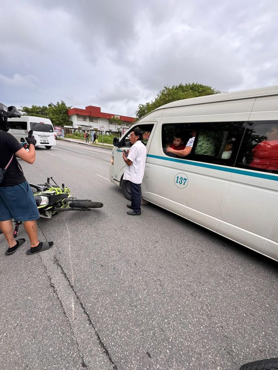 Debido al impacto, el conductor de la moto sufrió algunas lesiones Debido al impacto, el conductor de la moto sufrió algunas lesiones