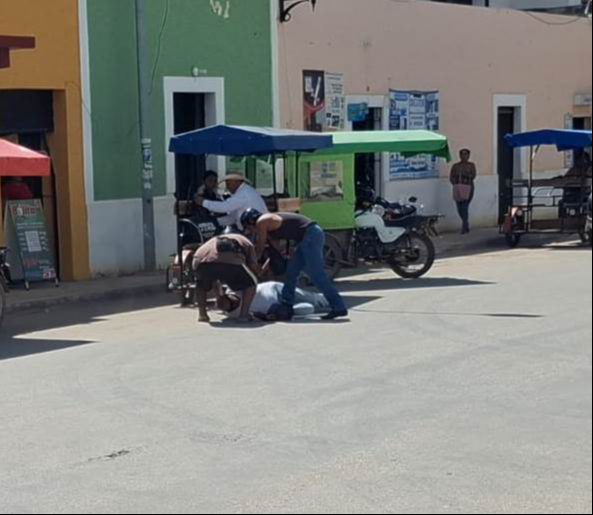 El accidente ocurrió cerca de la panadería Pan de Pomuch, cuando una motocicleta Italika 125 lo impactó.