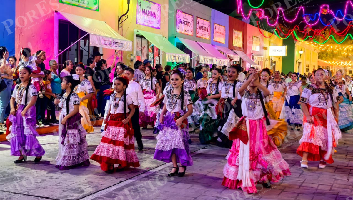 El recorrido se realizó por Paseo Juárez, incluyendo música tradicional y bailes típicos que captaron la atención del público.